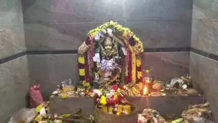 பாலக்கோடு: வீரபத்திரசுவாமி கோயில் திருவிழா  முன்னாள் அமைச்சர் கே.பி.அன்பழகன் எம்.எல்.ஏ பங்கேற்று சாமி தரிசனம்