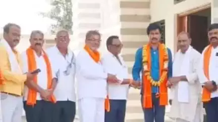 कळमनूरी: शेतकरी संघटनेचे जिल्हा उपाध्यक्ष पराग अडकिने यांचा उबाठा शिवसेनेत प्रवेश झाल्याने सत्कार