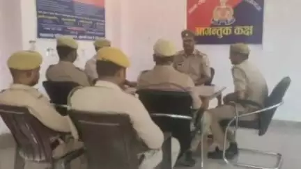 निचलौल: सोहगीबरवा थाना परिसर में थाना अध्यक्ष रोहित सविता के नेतृत्व में आयोजित किया गया संवाद दिवस