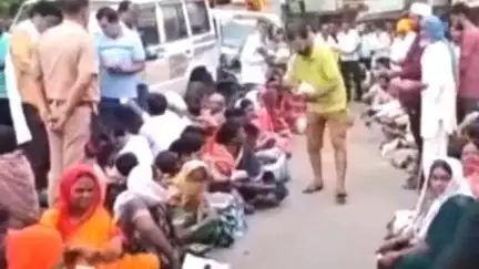परभणी: मृग नक्षत्राच्या मुहूर्तावर शहाणे कुटुंबियांद्वारे दम्यावर आयुर्वेदिक औषधींचे गांधी पार्क येथे वितरण