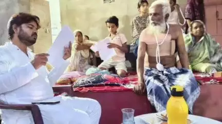 कोचाधामन: हल्दिखोरा खरसानटोली में सड़क हादसे में घायल हुए बुजुर्ग, उप प्रमुख प्रतिनिधि ने की मुलाकात