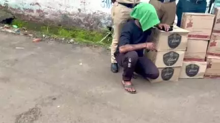 गडहिंग्लज: तिलारीनगर येथे गोवा बनावटीचा मद्यसाठा वाहनासह जप्त.बेळगाव मधील एका आरोपीला अटक.
