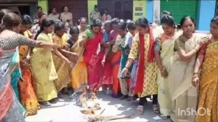 చిత్తూరు సాక్షి కార్యాలయం వద్ద నిరసన తెలిపిన తెలుగు మహిళలు
