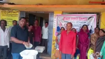 बेरला: देवरबीजा में चावल उत्सव तिहार कार्यक्रम के तहत हितग्राहियों को तीन महीने का चावल निःशुल्क वितरण किया गया