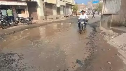 परभणी: पुण्यश्लोक अहिल्यादेवी होळकर चौक परिसरातील रस्त्यावरील मोठ्या खड्ड्यांमुळे नागरिक त्रस्त #Jansamasya