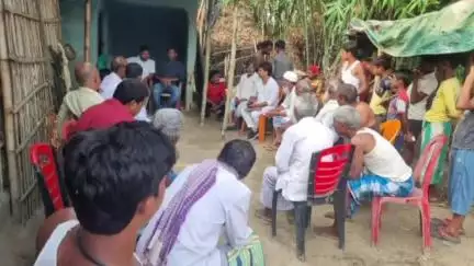 कोचाधामन: सुन्दरबारी महादलित टोला में सामाजिक बैठक में दो पक्षों के बीच चल रहे विवाद का हुआ निपटारा