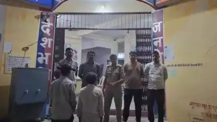 बक्स्वाहा: बकस्वाहा पुलिस की बड़ी कार्रवाई: अवैध शराब के साथ दो आरोपी गिरफ्तार, दो फरार