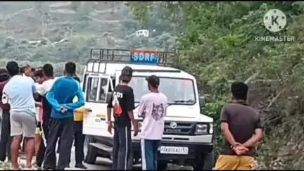 टिहरी: थाना छाम के अंतर्गत सरोट के पास एक डंपर भागीरथी नदी में समाया, डंपर चालक लापता, SDRF खोजबीन में जुटी