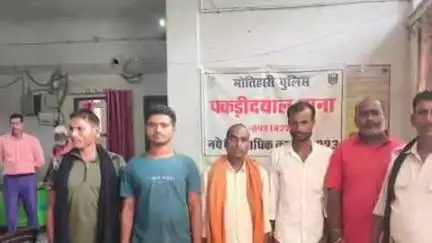 पकड़ी दयाल: पुलिस ने पकड़ीदयाल बाजार में छापेमारी कर तीन पियक्कड़ों और चोरमा से एक वारंटी को गिरफ्तार कर जेल भेजा