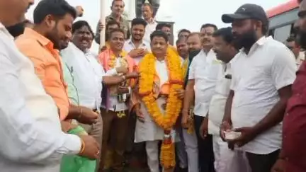 ಸಿಂದಗಿ: ಪಟ್ಟಣದ ಸಂಗೊಳ್ಳಿ ರಾಯಣ್ಣ ಸರ್ಕಲ್ ನಲ್ಲಿ ಡಿ ಎಸ್ ಎಸ್ ಸಂಘಟನೆಯ ವತಿಯಿಂದ ಸಂಭ್ರಮಾಚರಣೆ, ಶಾಸಕ ಮನಗೂಳಿ ಭಾಗಿ