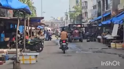 વાપી: વાપી મહાનગરપાલિકાએ સાફ-સફાઈ કરવા માટે બંધ રાખેલી માર્કેટમાં કેટલીક દુકાનો ખુલ્લી રહી
