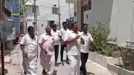 விருதுநகர்: விபத்தில் சிக்கி உடல்நல குறைவால் பாதிக்கப்பட்ட கிளைச் செயலாளருக்கு நிதி உதவி வழங்கிய முன்னாள் அமைச்சர்