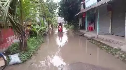মথুরাপুর ২: কুমড়াপাড়া অঞ্চলের কাছারি মোড়ে বৃষ্টির ফলে ঢালাই রাস্তায় জল জমে থাকায় অসুবিধায় সাধারণ জনগণ #jansamasya
