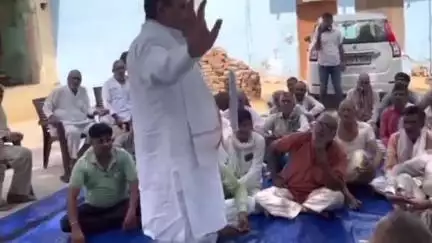 महेंद्रगढ़: महेंद्रगढ़ के खातोदडा गांव में ग्रामीणों ने पंचायत कर विधायक कंवर सिंह यादव के खिलाफ नाराज़गी जताई