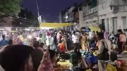 शुजालपुर: शुजालपुर नगर पालिका की अनदेखी से शुजालपुर हाट में मवेशियों का आतंक, व्यापारी और खरीदार परेशान #jansamasya