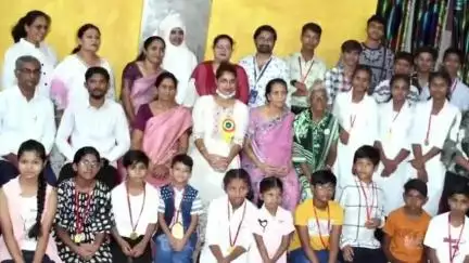 महासमुंद: महासमुंद समर कैंप में डॉक्टर एकता लंगेह ने बच्चों को नशे से दूर रहने की दी सीख, एक माह तक चले कैंप में सीखे