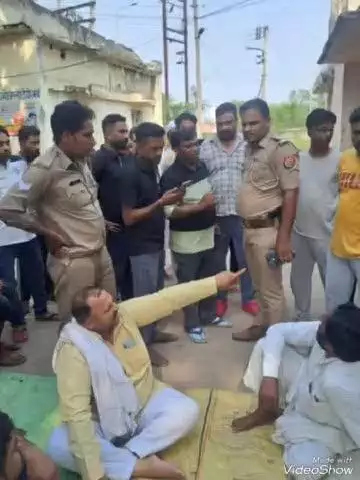 नकुड: बीजली ट्रांसफार्मर फूंकने से आक्रोशित टिडोली के ग्रामीणों ने बिजलीघर पर दिया धरना