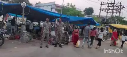 बैकुंठपुर: बैकुंठपुर शहर के विभिन्न स्थलों पर पुलिस बल रहा मौजूद, कानून व्यवस्था बनाए रखने के लिए टीम करती रही निगरानी