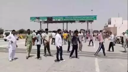 सिद्धमुख: चैनपुरा छोटा टोल प्लाजा पर ग्रामीणों ने किया प्रदर्शन, 5 किमी के आसपास के निजी वाहनों को टोल मुक्त करने की मांग