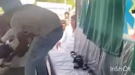 पारोळा: दुर्गा पेट्रोल पंपा जवळ मोटरसायकल स्वरांनी पाणीपुरीच्या गाडीला दिली जोरदार धडक