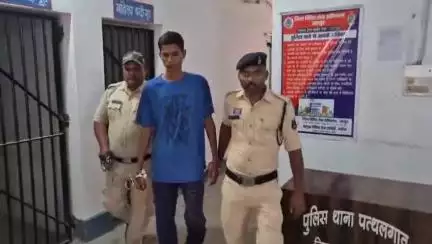 पत्थलगांव: पत्थलगांव पुलिस ने मुंबई से एक बालिका को बरामद कर परिजनों को सुपुर्द किया, आरोपी को गिरफ्तार कर भेजा जेल