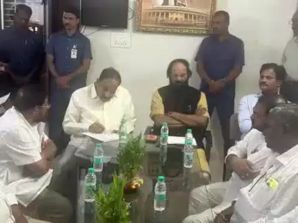 సూర్యాపేట: సూర్యాపేట వ్యవసాయ మార్కెట్ ను అభివృద్ధి చేస్తా: మంత్రులు ఉత్తమ్, నాగేశ్వరావు