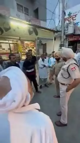ਮਲੇਰਕੋਟਲਾ: ਮਲੇਰਕੋਟਲਾ ਪੁਲਿਸ ਵੱਲੋਂ ਲੋਕਾਂ ਨੂੰ ਨਸ਼ਾ ਨਾ ਕਰਨ ਦੇ ਲਈ ਕੀਤਾ ਪ੍ਰੇਰਿਤ.. ਐਸਐਚ ਓ ਸਿਟੀ ਵੱਲੋਂ ਗਸ਼ਤ ਦੌਰਾਨ ਲੋਕਾਂ ਨੂੰ ਕੀਤੀ ਅਪੀਲ