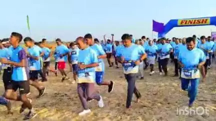 வாலாஜா: சீக்கராஜபுரத்தில் ஆறுகளை பாதுகாக்க வேண்டி ஆற்றில் விழிப்புணர்வு மாரத்தான் போட்டி நடைபெற்றது