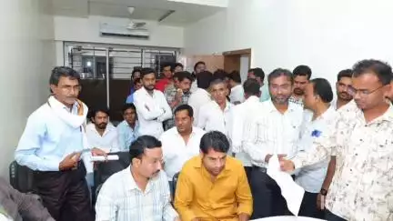 लाखनी: लाखनी येथील निवासस्थानी जनता दरबारातून आमदार परीणय फुके यांनी सोडविल्या नागरिकांच्या समस्या