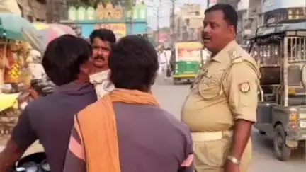 चंदौली: जिले में यातायात नियमों का पालन न करने पर वाहनों के खिलाफ कार्रवाई, यातायात पुलिस ने कुल 186 वाहनों का किया चालान