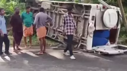 ചാലക്കുടി: അതിരപ്പിള്ളിയിൽ 16 പേരടങ്ങിയ ട്രാവലർ മറിഞ്ഞ് അപകടം