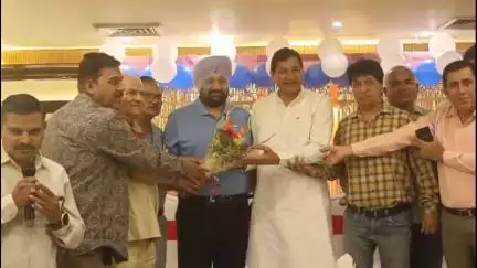 थानेसर: सरस्वती सेवा समिति के सदस्य पंकज अरोड़ा और मुख्यमंत्री के मीडिया कोऑर्डिनेटर तुषार सैनी को किया गया सम्मानित