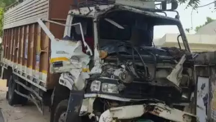 श्रीमाधोपुर: सरगोठ गांव के पास ट्रक और कंटेनर की टक्कर, ट्रक चालक हुआ घायल, पुलिस जुटी मामले की जांच में