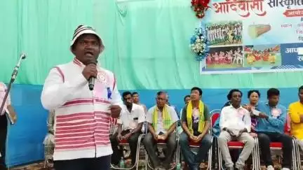 কালচিনি: কালচিনি ভানু বীরশা রবীন্দ্র ভবনে রবিবার আদিবাসী সংষ্কৃতি মিলন সমারোহ আয়োজিত হল, উপস্থিত মোর্চার সুপ্রিমো