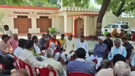 आज़मगढ़: भाजपा जिला उपाध्यक्ष हरिवंश मिश्रा ने गांव में चौपाल लगाकर पीएम मोदी के 11 साल पूरे होने पर गिनाई उपलब्धियां