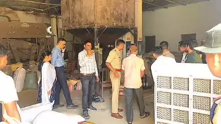 वारासिवनी: मेहंदीवाड़ा में धान बीज की मिसब्रान्डिंग के संदेह पर नरहरि सीड कंपनी सील, अनियमितता मिलने पर होगी कार्यवाही