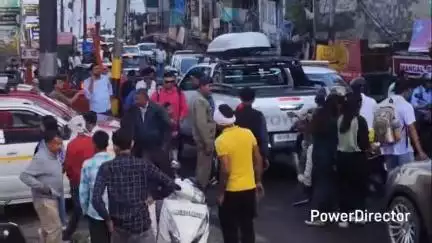 नैनीताल: भवाली मार्ग मस्जिद तिराहा, हल्द्वानी मार्ग रूसी बाईपास और कालाढूंगी मार्ग पर नारायण नगर में पुलिस ने पर्यटकों को रोका