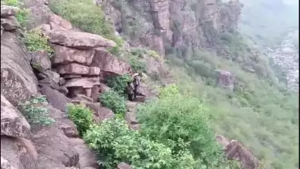 नईगढ़ी: नईगढ़ी थाना क्षेत्र के बहुती जलप्रपात में फिर मिली युवती का शव, शिनाख्त नहीं हो पाई