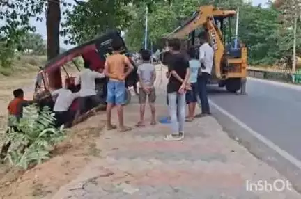 अरवल: नगर परिषद कार्यालय के पास अनियंत्रित टेंपो नहर में गिरा, जेसीबी से निकाला गया, चालक सुरक्षित