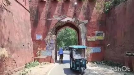 मुंगेर: किला का उत्तरी गेट दे रहा है दुर्घटना को आमंत्रण, बड़े वाहनों के चलने से हुआ क्षतिग्रस्त