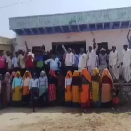 लक्ष्मणगढ़: कुंडरोली गांव में राजकीय स्कूल के सामने शराब का ठेका व गोदाम खोलने को लेकर ग्रामीणों ने किया धरना प्रदर्शन