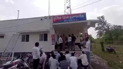 खातेगांव: पत्रकार के खिलाफ दर्ज मुकदमे के विरोध में हरणगांव थाने पर पत्रकारों का धरना