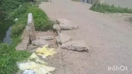 পান্ডুয়া: পান্ডুয়া স্টেশন রোড থেকে সাতঘড়িয়া,খাড়াজিপাড়া যাওয়ার ঢালাই রাস্তা ধসে পড়তে চলেছে পুকুরে#jansamasya