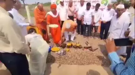 ತಿಕೋಟಾ: ನಗರ ಹೊರಭಾಗದ ತೊರವಿ ಬಳಿ ನೂತನ ಸಿದ್ದಲಿಂಗೇಶ್ವರ ಮಠದ ಅಡಿಗಲ್ಲಿಗೆ ಜ್ಞಾನಯೋಗಾಶ್ರಮದ ಬಸವಲಿಂಗ ಸ್ವಾಮೀಜಿ ಭೂಮಿ ಪೂಜೆ