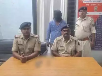 कटिहार जिला के मुफ्फसिल थानान्तर्गत अपराध की योजना बनाते हुए 01 देशी कट्टा, 02 एवं 01 कार के साथ मो० लखुबा उर्फ सुल्तान को किया गया गिरफ्तार I