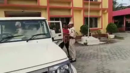 দাংতল ৰাজহ চক্ৰ: যোৱাকালি সুৰাপ্ৰান কৰি মাৰপিট কৰা তিনিজনক গ্ৰেপ্তাৰ কাজলগাঁৱত জনালে আৰক্ষীয়ে