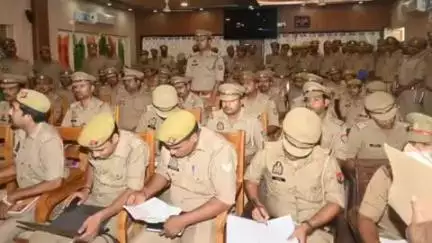 पडरौना: कुशीनगर एसपी सभागार में साइबर हेल्प डेस्क कर्मियों के साथ समीक्षा बैठक, NCRP पोर्टल के प्रभावी उपयोग का दिया गया निर्देश
