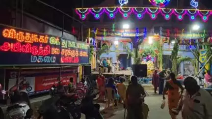 விருதுநகர்: ஸ்ரீ பராசக்தி வெயிலுகந்தம்மன் வைகாசி பொங்கல் திருவிழா கடைசி நாள் தீர்த்தவாரி மண்டபத்தில் சிங்கார ஊஞ்சலில் அம்மன் காட்சி தந்தார்.