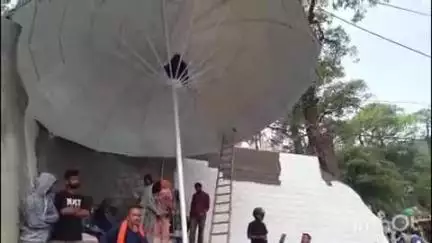 नैनीताल: सौदर्गीकरण के चलते लोनिवि ने पर्यटकों के लिए विश्राम स्थल बनाया, छातानुमा छत स्थापित की