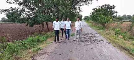 మద్నూర్: రూసే గావ్ గ్రామ శివారులో రోడ్డుకు అడ్డంగా విరిగిపడిన చెట్టును తొలగించిన మద్నూర్ ఎస్సై